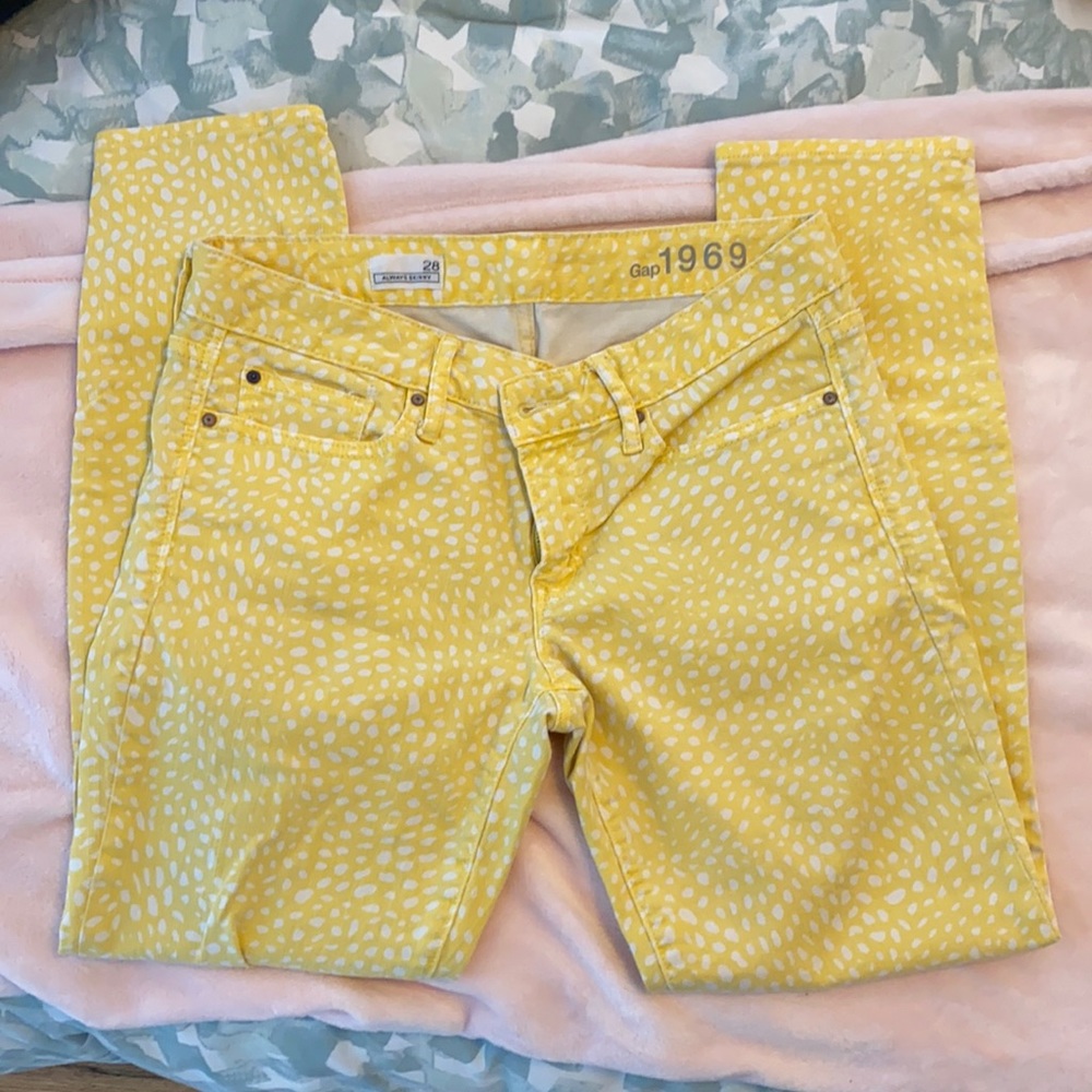 Yellow and white spotted Gap 1969 jeans size 28 skinny